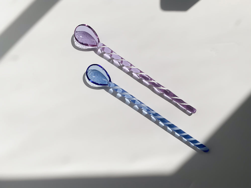 Glass stirrer and spoon set in violet and light blue, two pieces